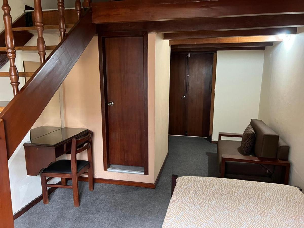 Hostal Victoria Quito Esterno foto