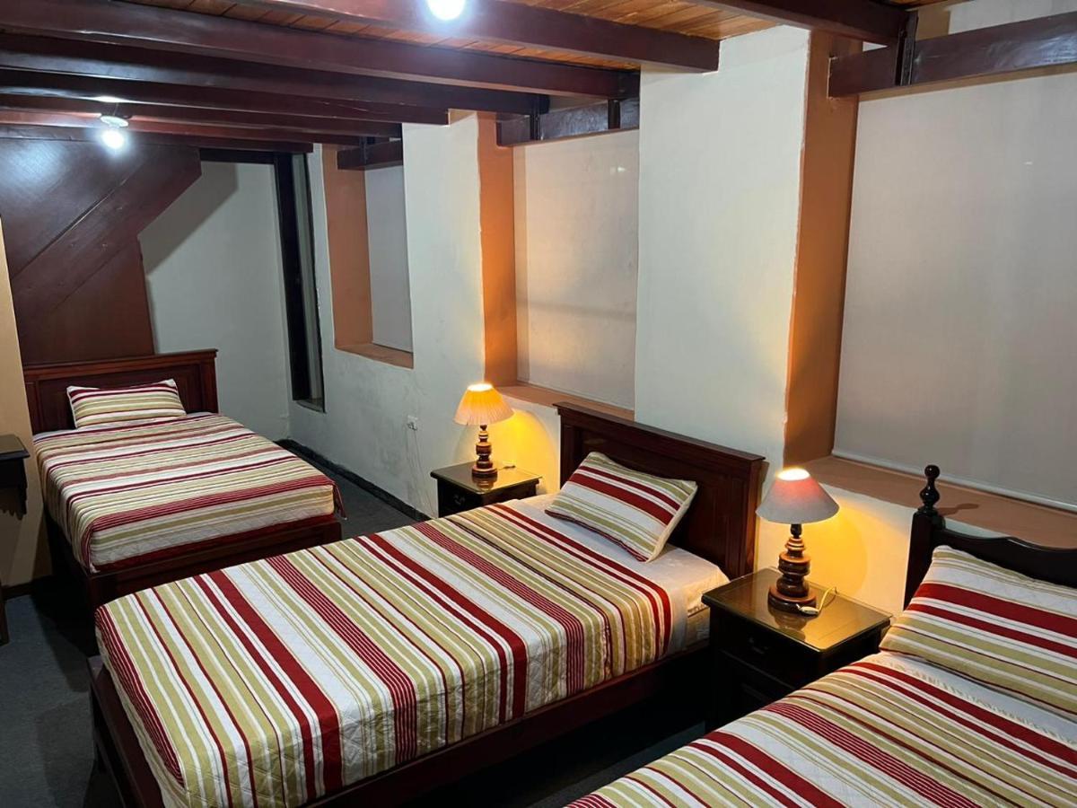 Hostal Victoria Quito Esterno foto
