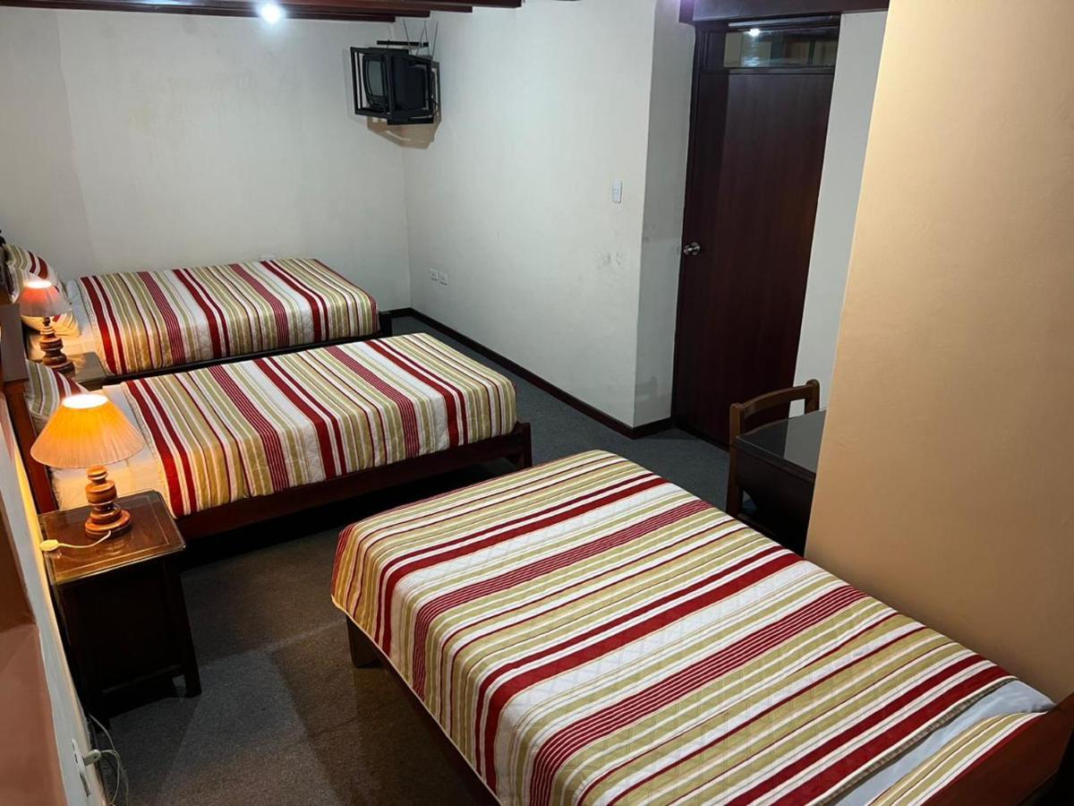 Hostal Victoria Quito Esterno foto