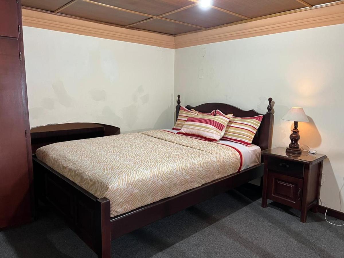 Hostal Victoria Quito Esterno foto