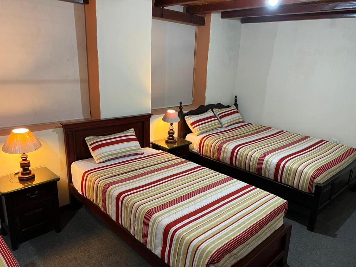 Hostal Victoria Quito Esterno foto