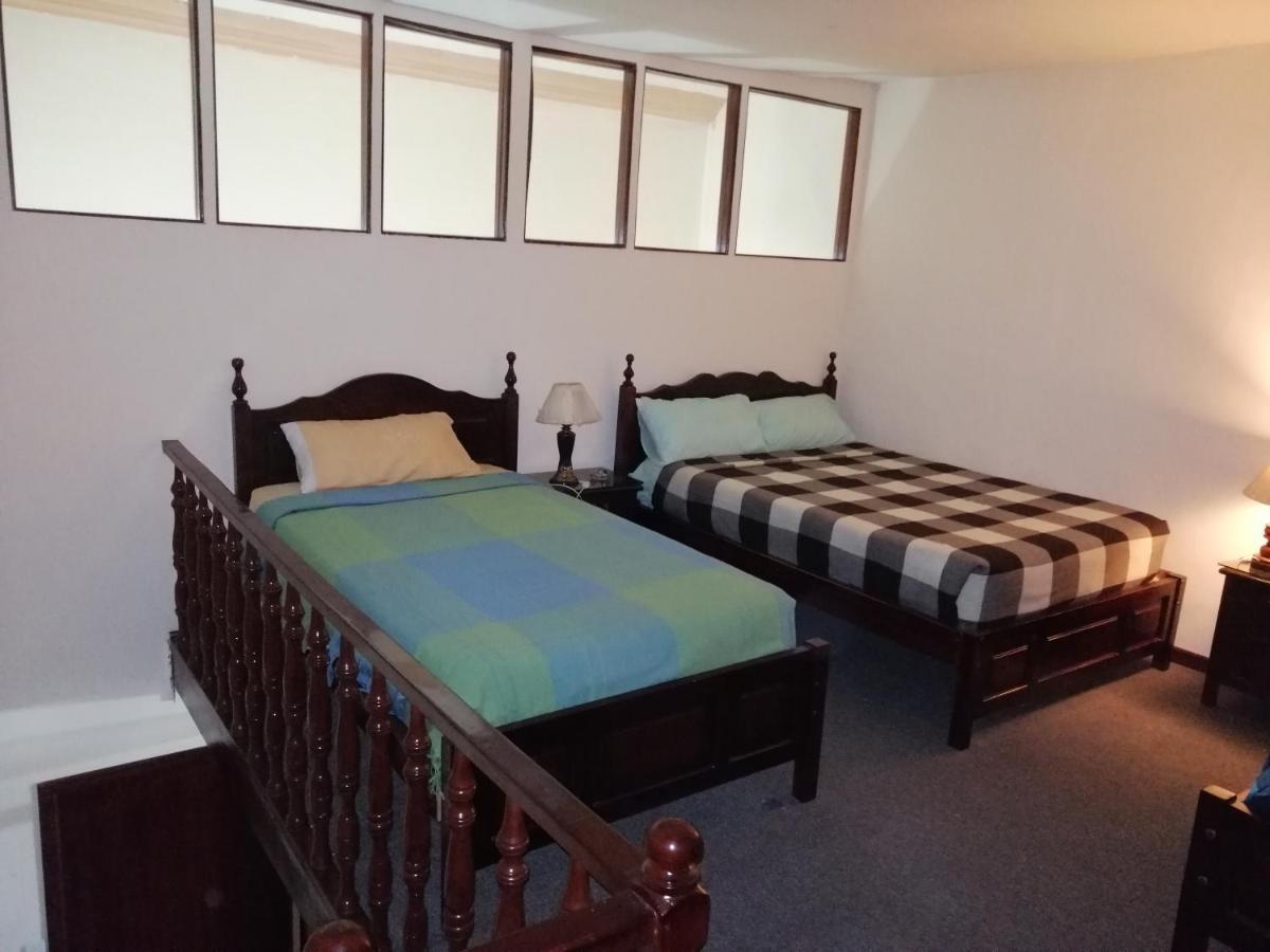 Hostal Victoria Quito Esterno foto