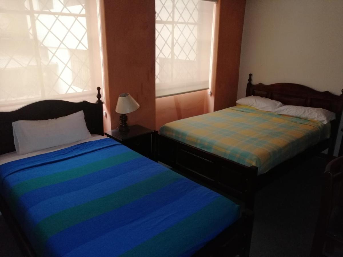 Hostal Victoria Quito Esterno foto