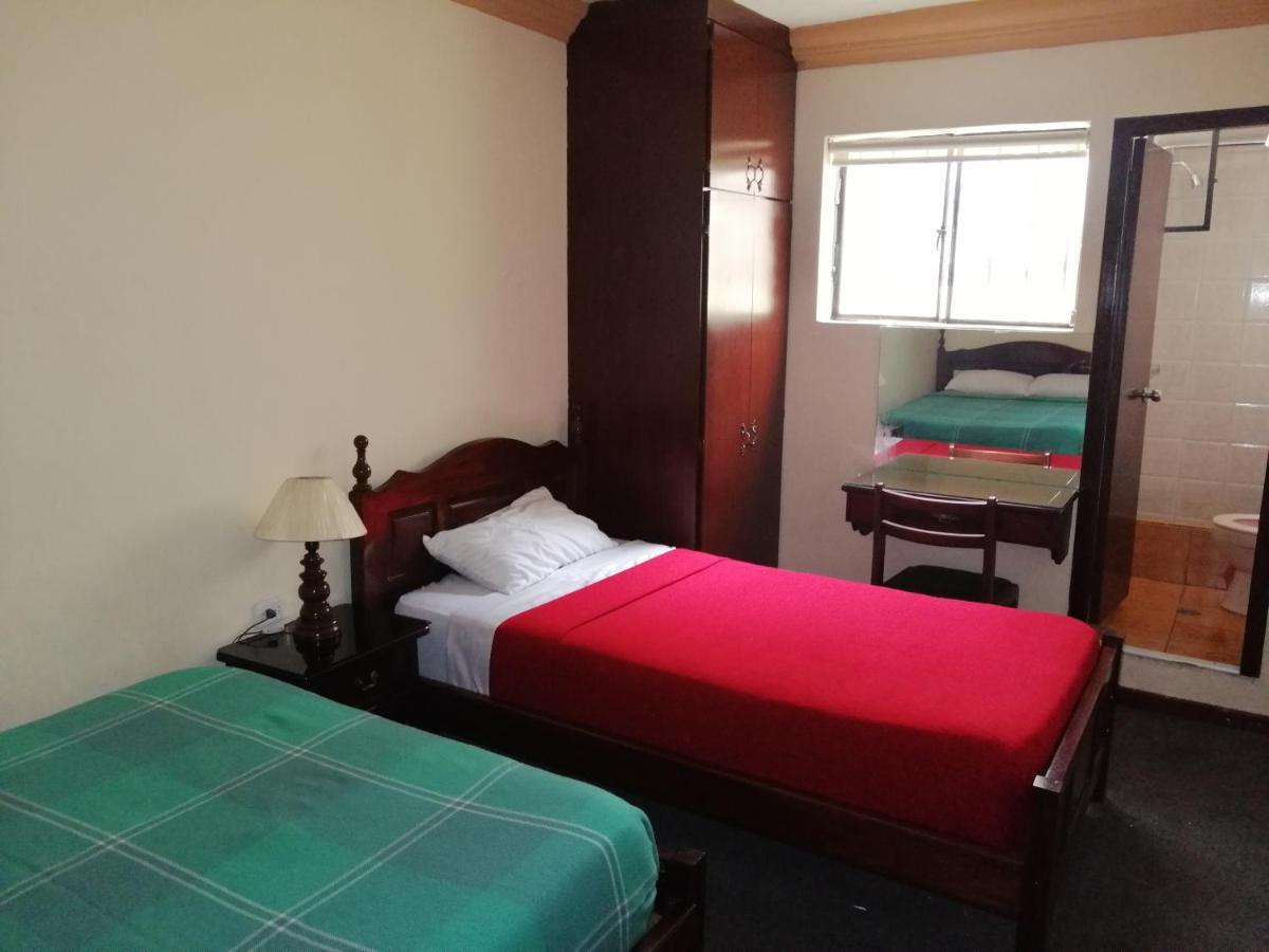 Hostal Victoria Quito Esterno foto
