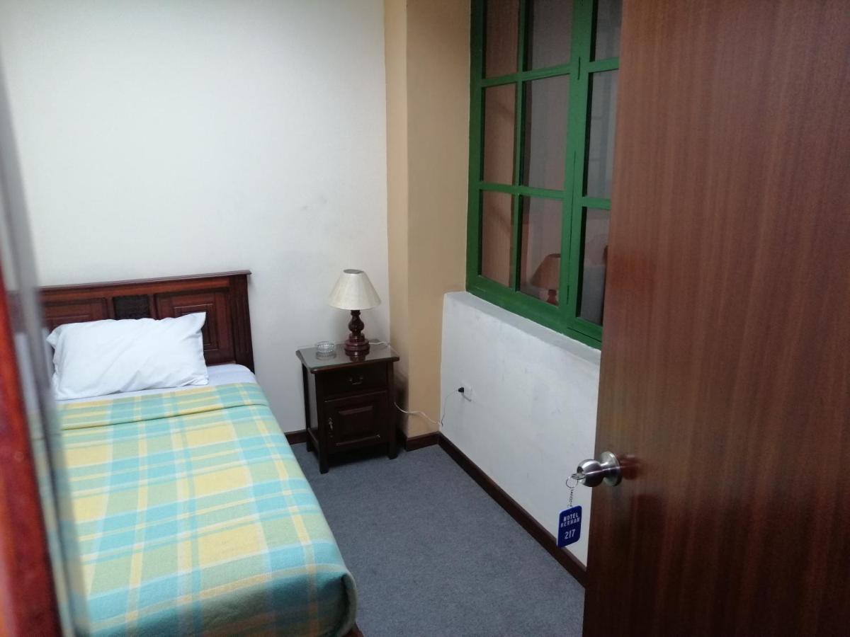 Hostal Victoria Quito Esterno foto