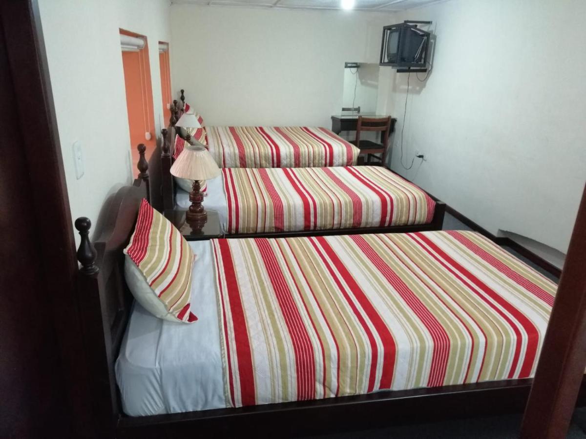 Hostal Victoria Quito Esterno foto