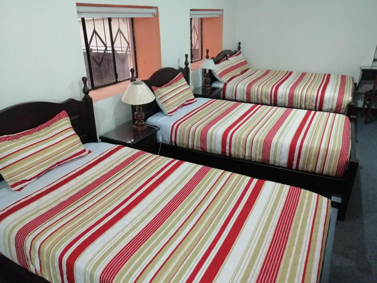 Hostal Victoria Quito Esterno foto