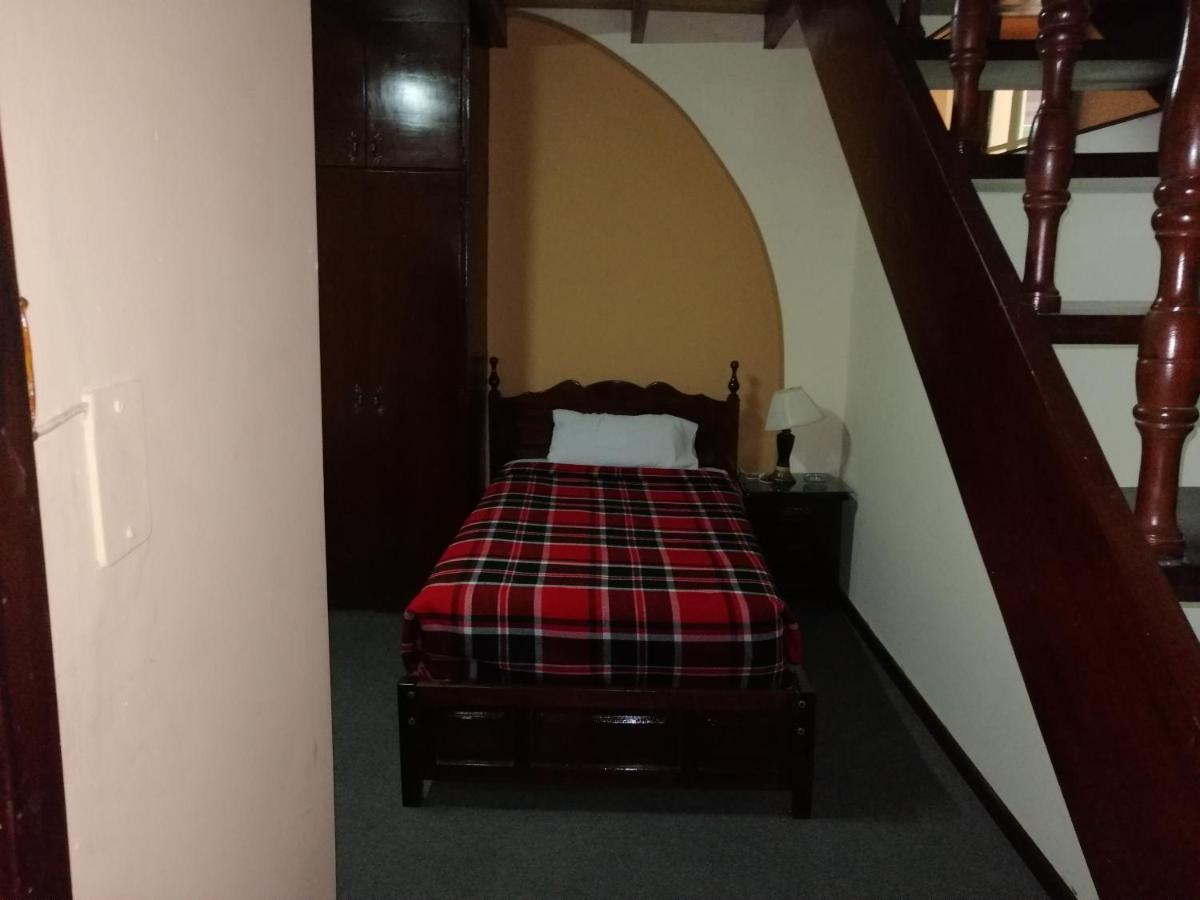 Hostal Victoria Quito Esterno foto