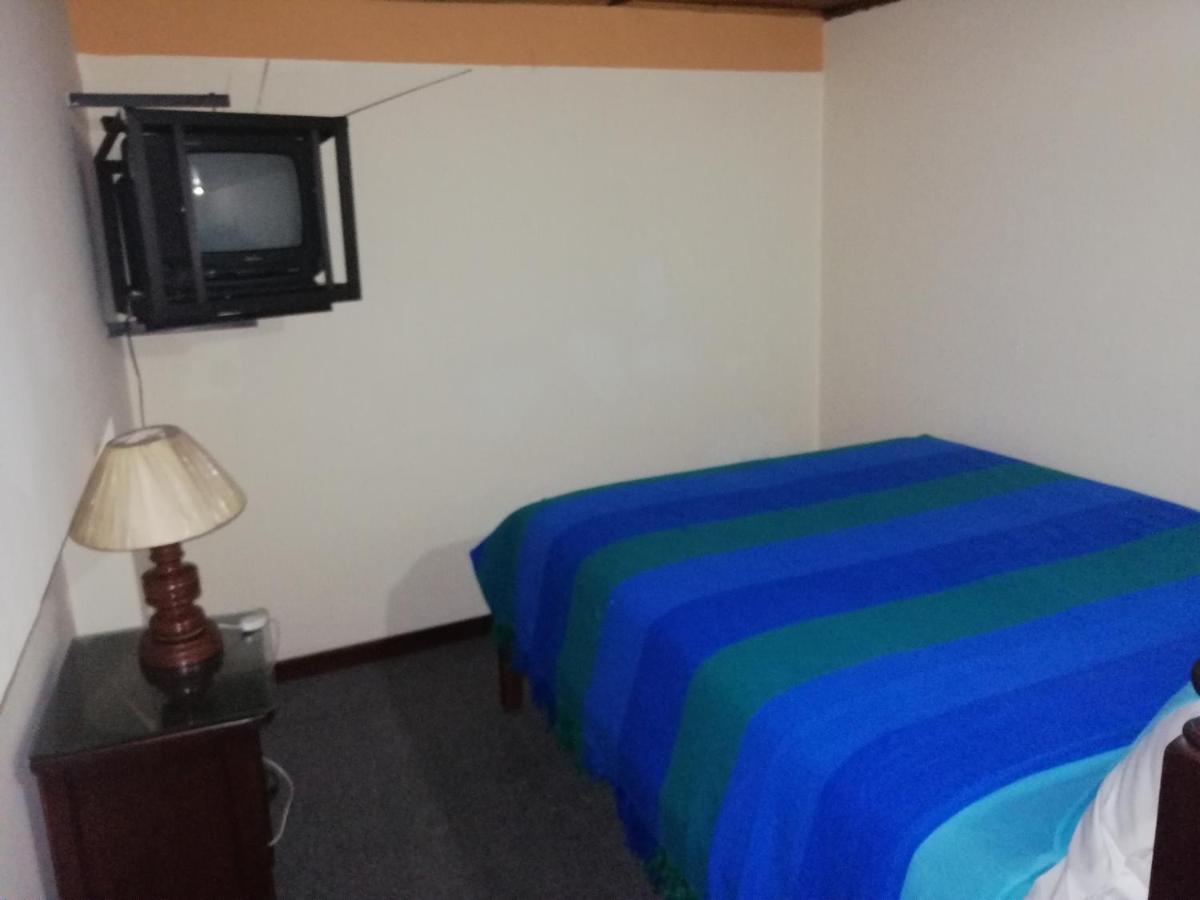 Hostal Victoria Quito Esterno foto