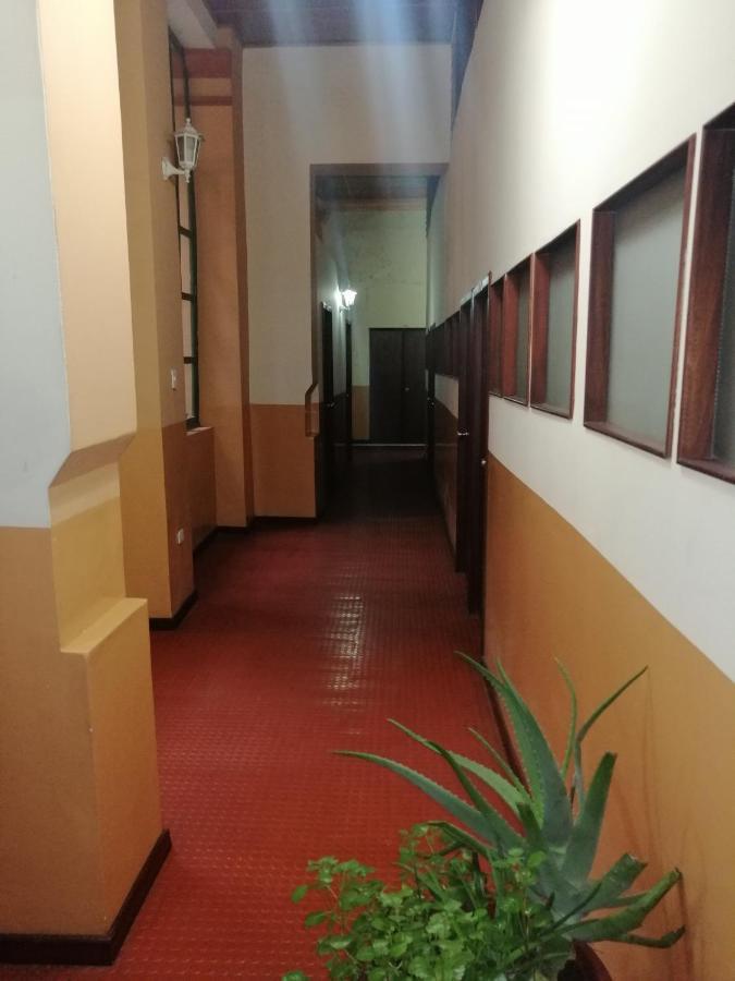 Hostal Victoria Quito Esterno foto