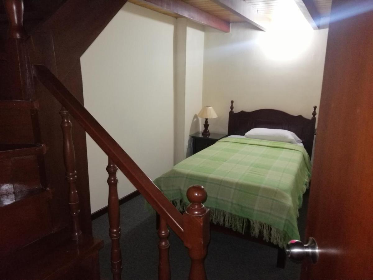 Hostal Victoria Quito Esterno foto