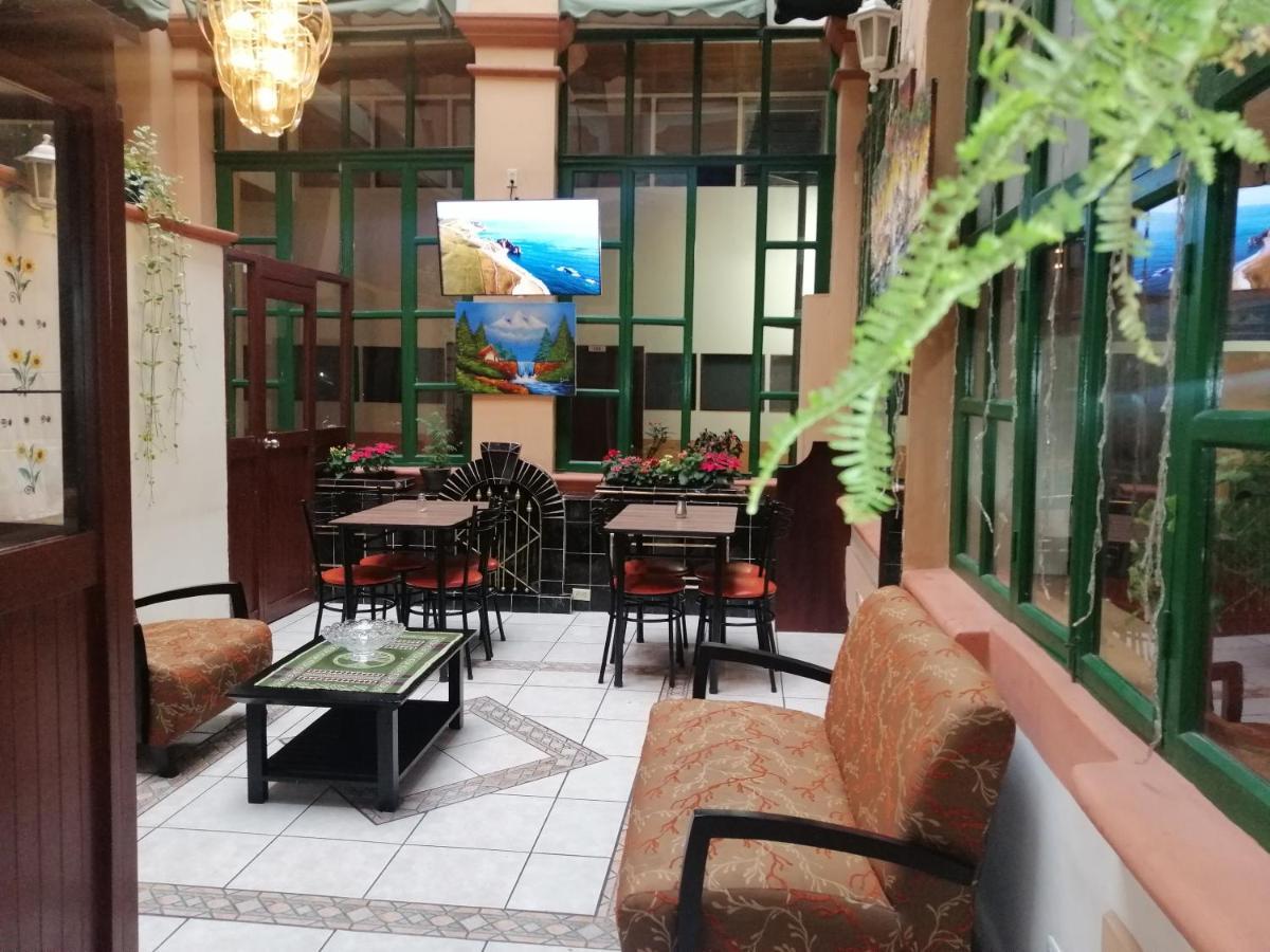 Hostal Victoria Quito Esterno foto