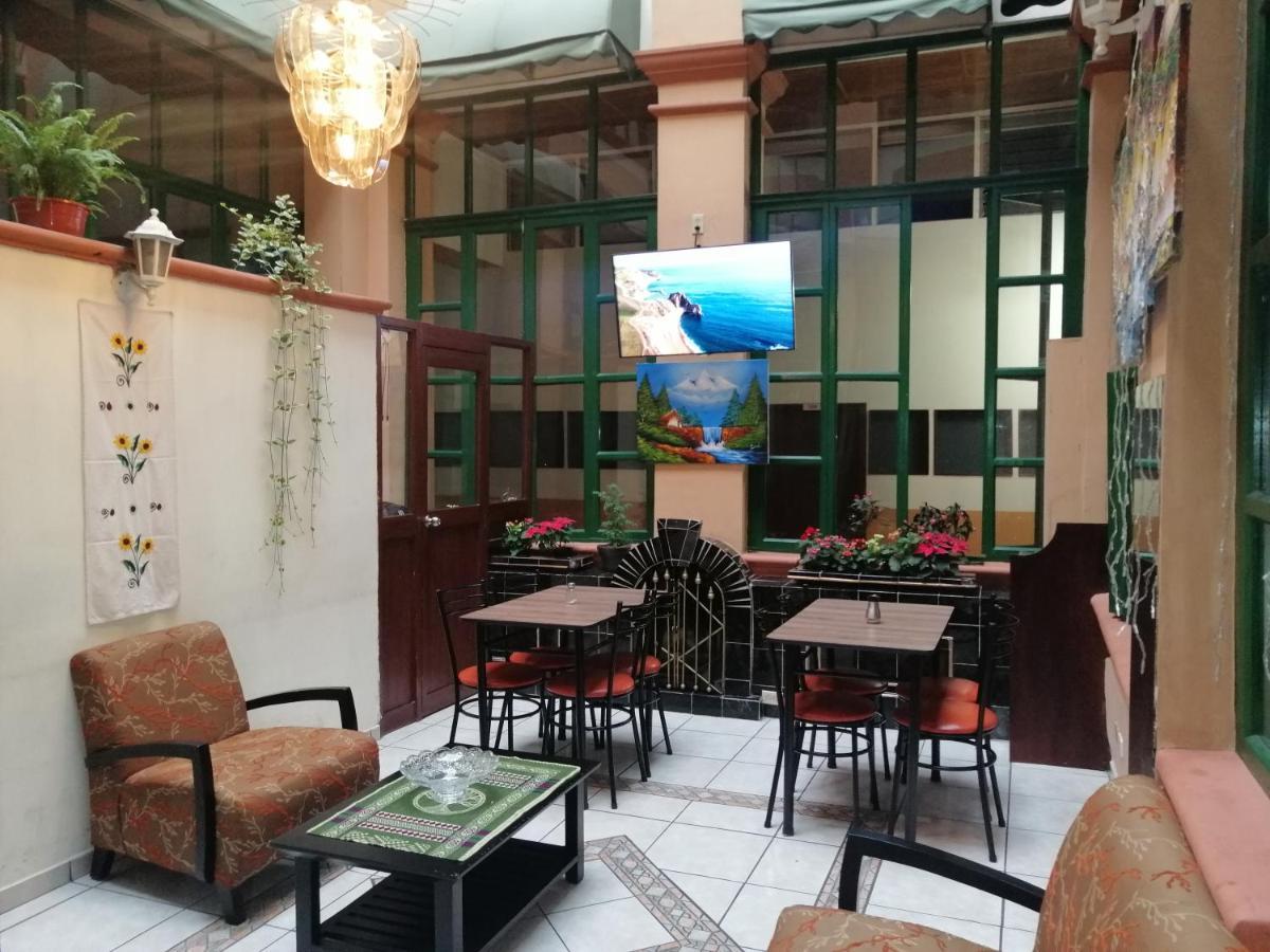 Hostal Victoria Quito Esterno foto