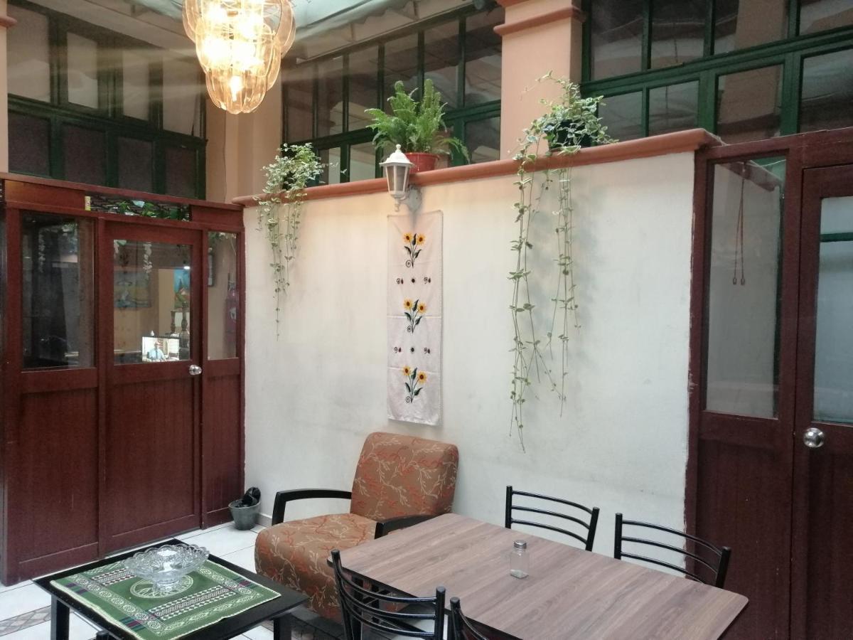 Hostal Victoria Quito Esterno foto