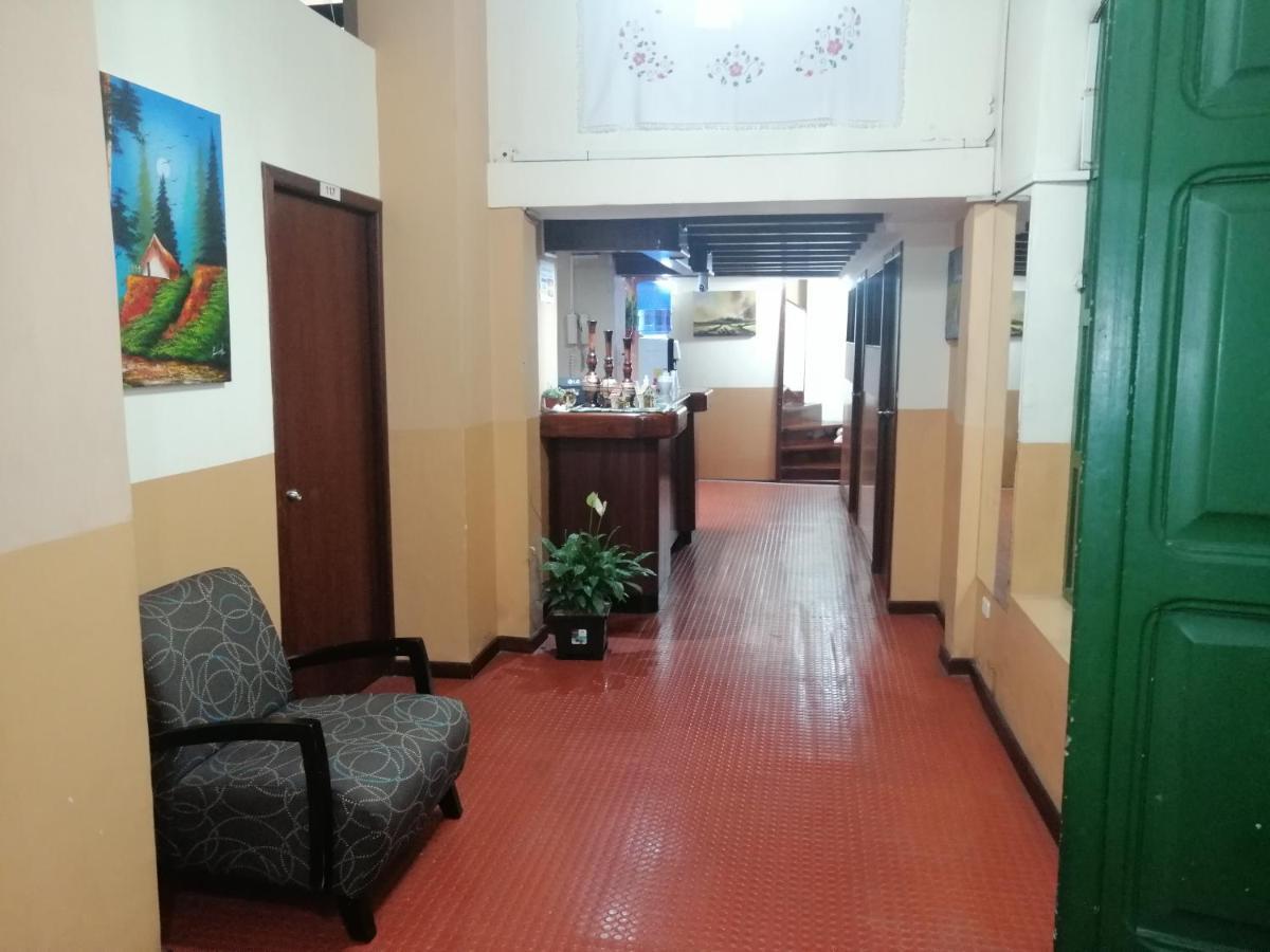 Hostal Victoria Quito Esterno foto