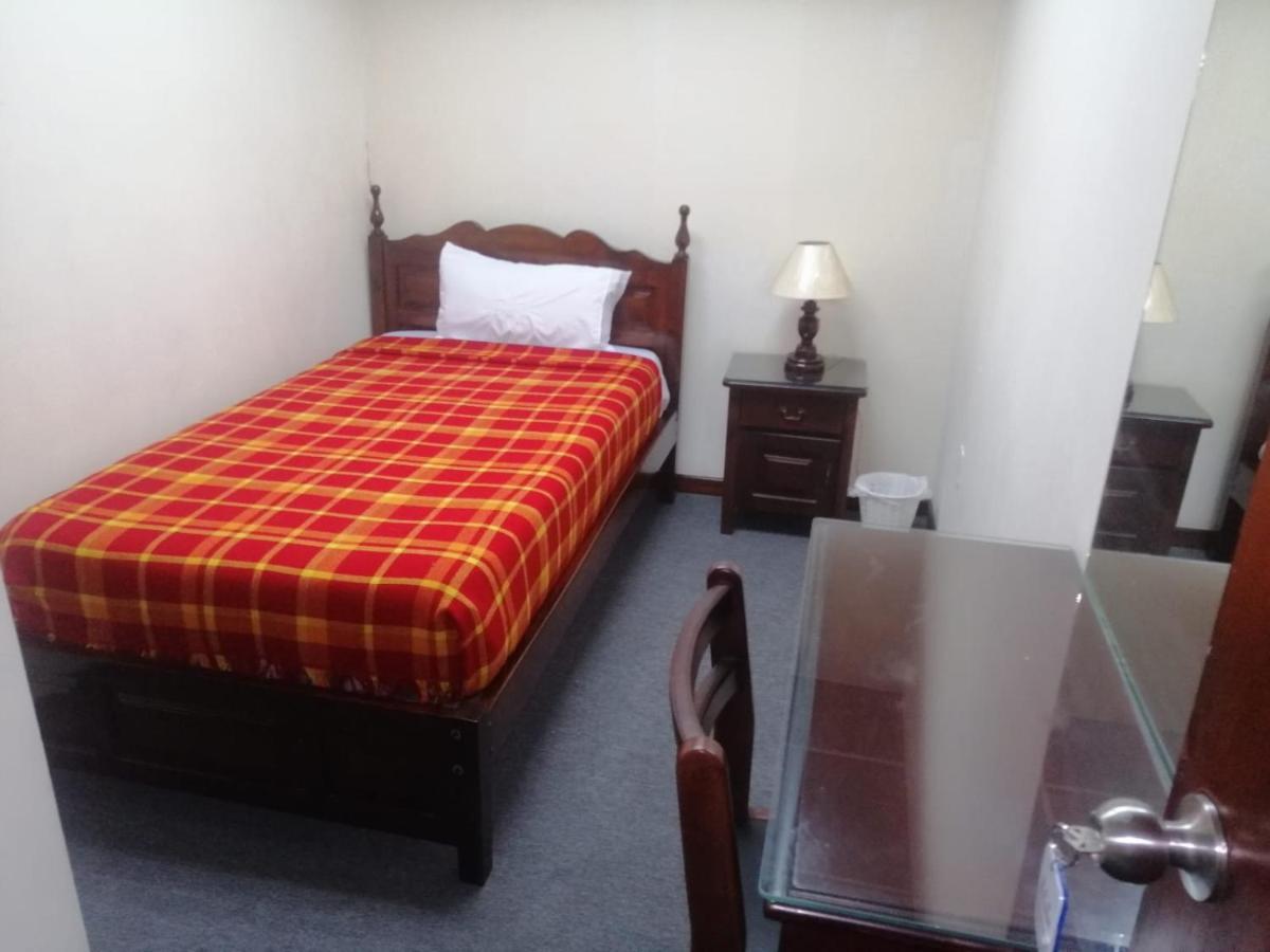 Hostal Victoria Quito Esterno foto