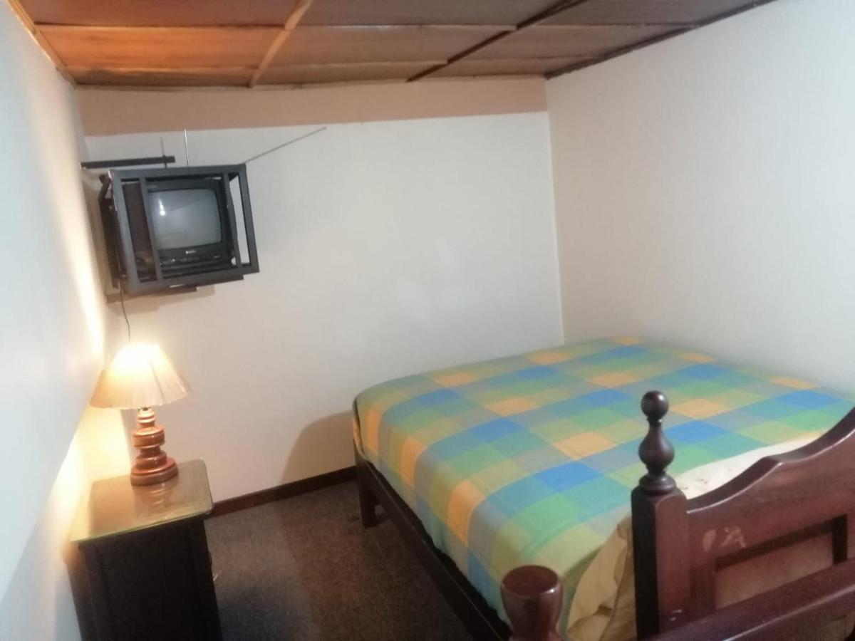 Hostal Victoria Quito Esterno foto