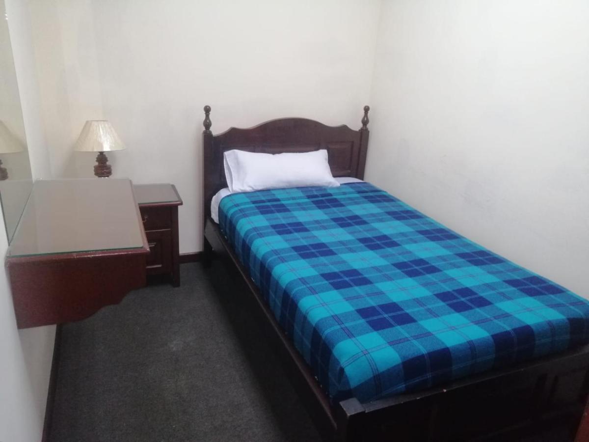 Hostal Victoria Quito Esterno foto